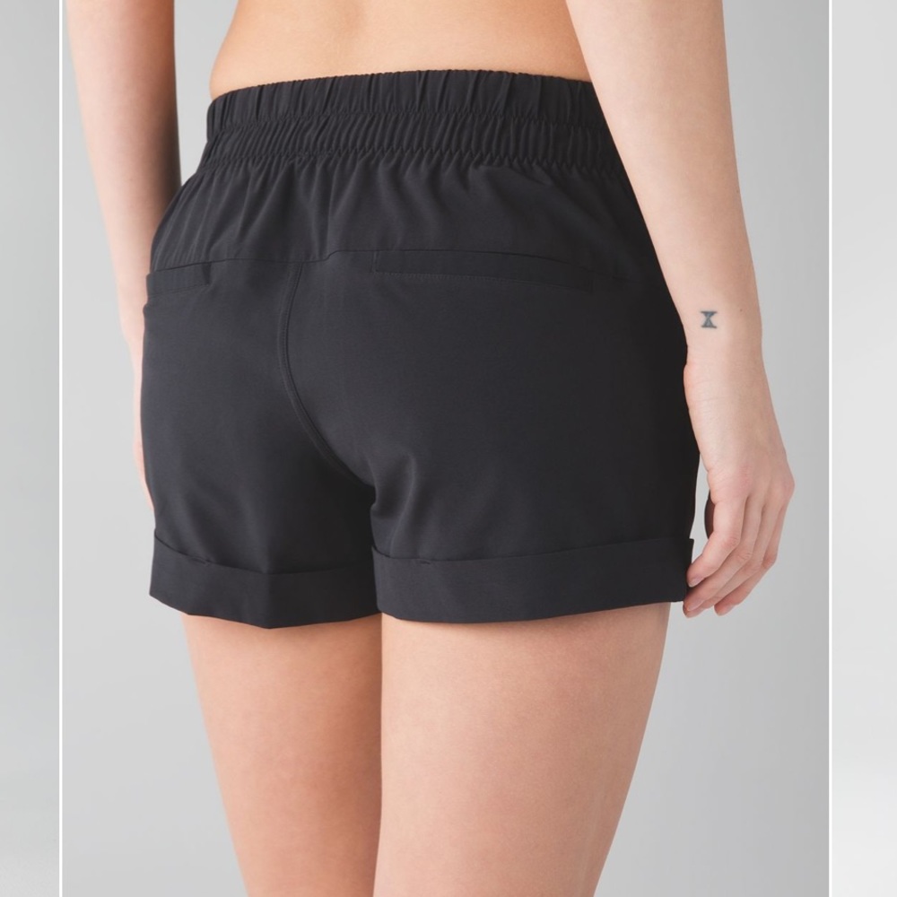 *SOLD* Lululemon Spring Break Away Short II - Picture 4 of 6